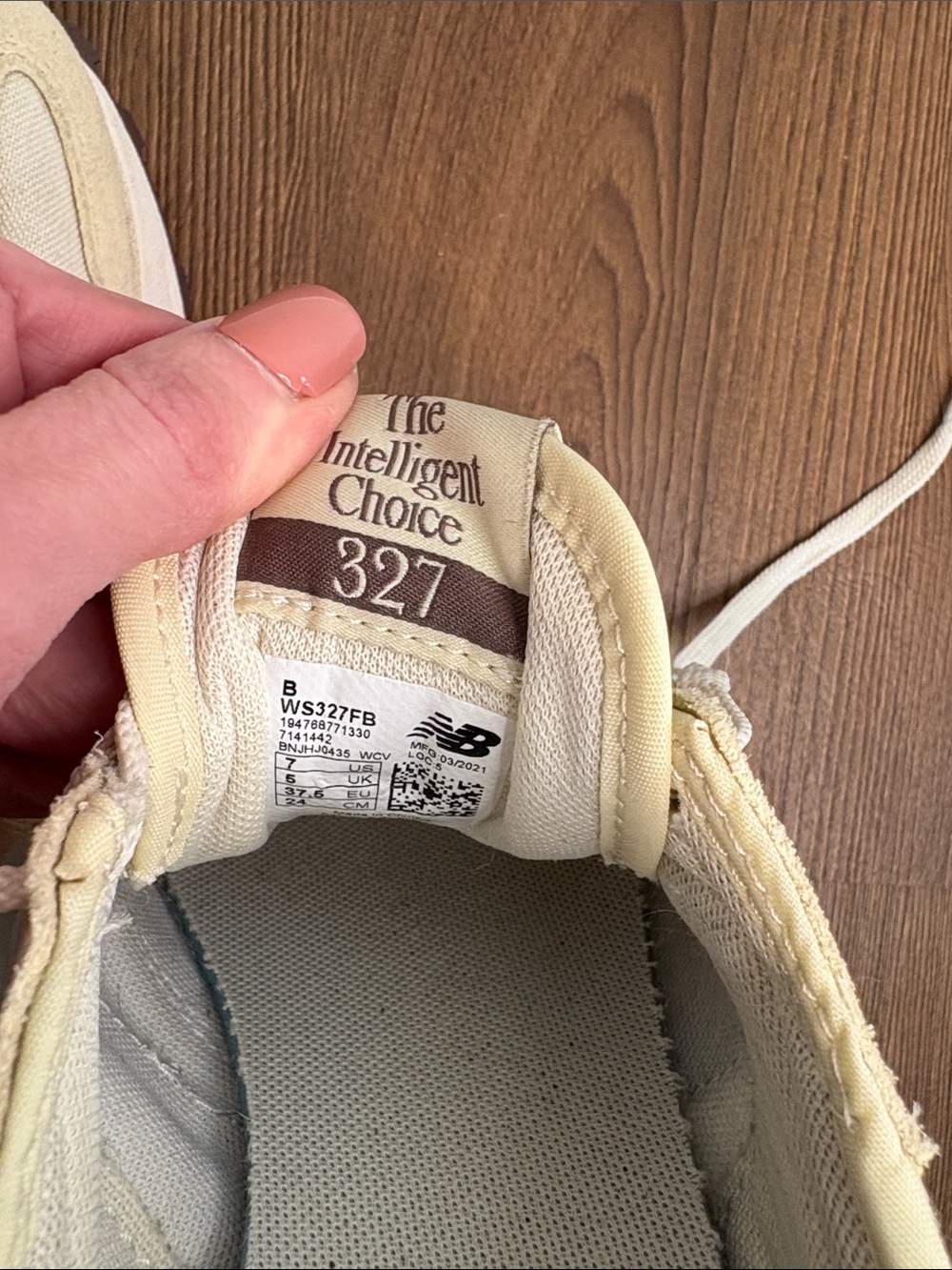 New Balance Women’s  327 Suede Sneakers Lug Sole size 7 - Picture 11 of 11